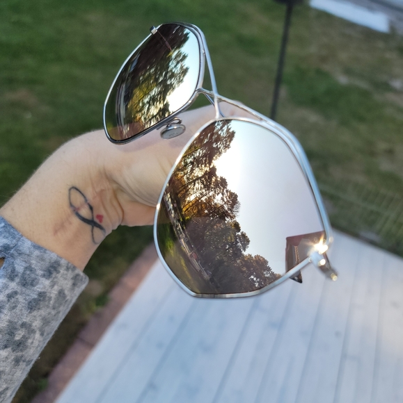 GORGEOUS DIOR SUNGLASSES WITH CASE - Picture 8 of 10